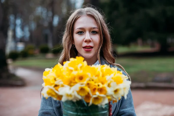 Porträtt Ung Vacker Kvinna Hösten Bakgrund Med Bukett Ljusa Gula — Stockfoto