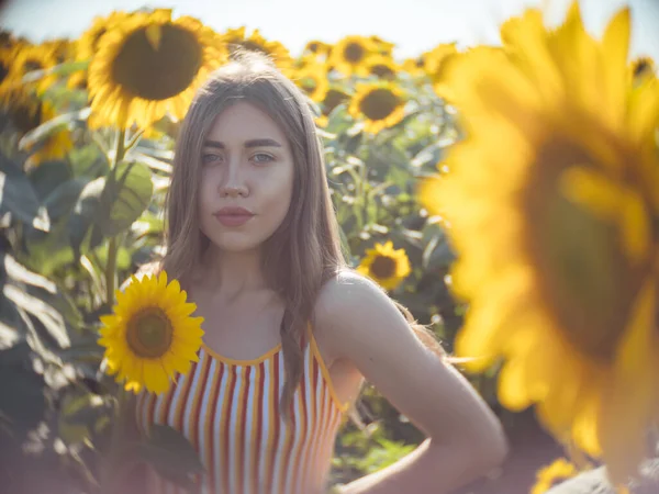 Ritratto Giovane Agronomo Bella Donna Piedi Sfondo Campo Con Girasoli — Foto Stock