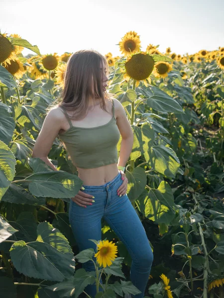 Jovem Agricultor Mulher Poses Contra Fundo Cultura Girassol Cultivado Jovem — Fotografia de Stock