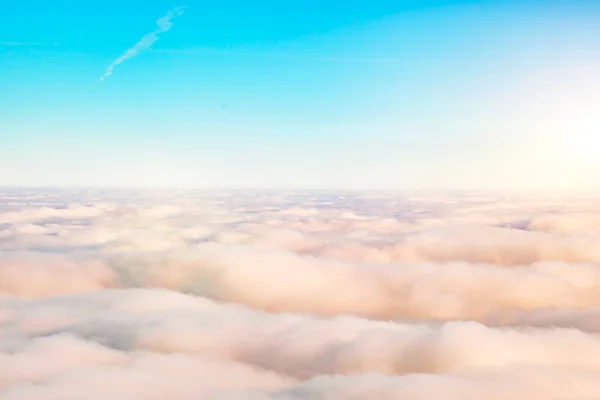 青い空の雲の鳥の目飛行機の窓からのドローンからの眺め — ストック写真