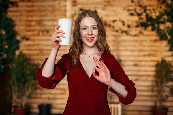 Glad Ung Vacker Blond Kvinna Dricker Bort Kopp Kaffe Gör — Stockfoto