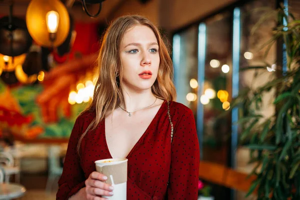 Ung Blond Kvinna Håller Papperskopp Varmt Kaffe Hämtmat Händerna Inomhus — Stockfoto