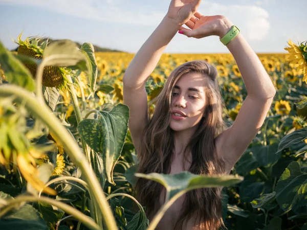 Bella Foto Soleggiata Giovane Donna Allegra Che Tiene Mani Alto — Foto Stock