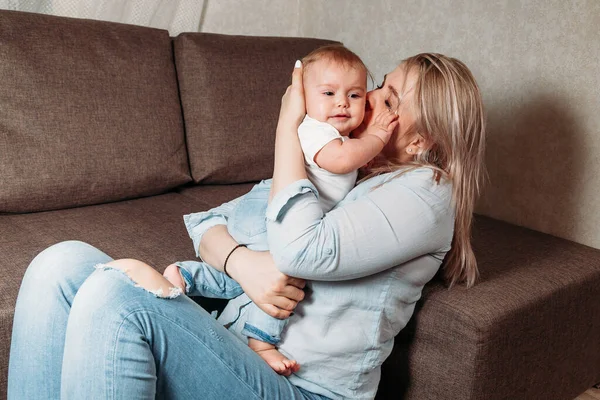 Llorando Bebé Los Brazos Madre Casa Mamá Calma — Foto de Stock