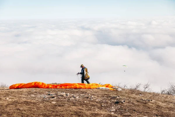 Parapente Prepara Para Saltar Topo Montanha Algures Alto Nas Nuvens — Fotografia de Stock