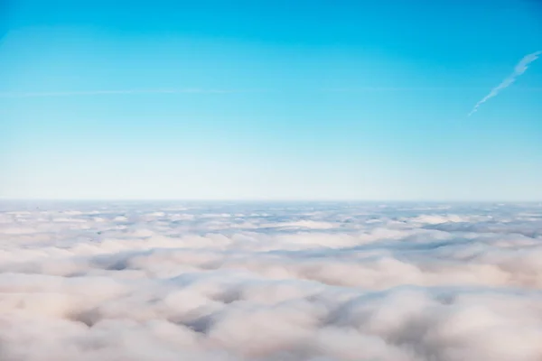 Widok Lotu Ptaka Białe Chmury Błękitnym Niebie Widok Góry Lotu — Zdjęcie stockowe