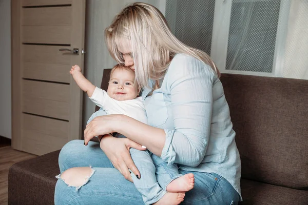 Madre Bebé Interior Abrazos Besos Sonrisas Bebé Feliz Satisfecho — Foto de Stock