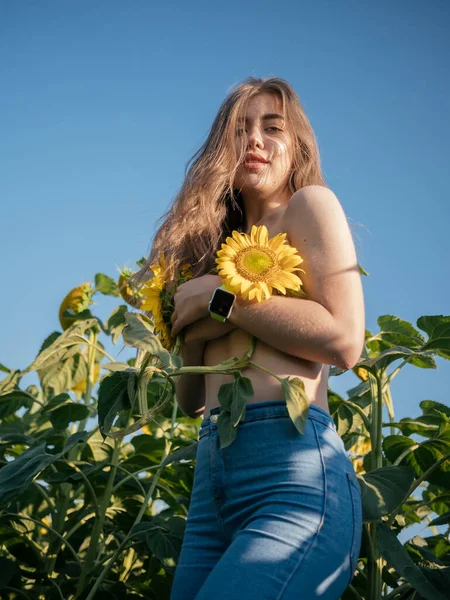 Foto Bella Donna Nuda 20S Con Capelli Lunghi Sorridenti Tenendo — Foto Stock