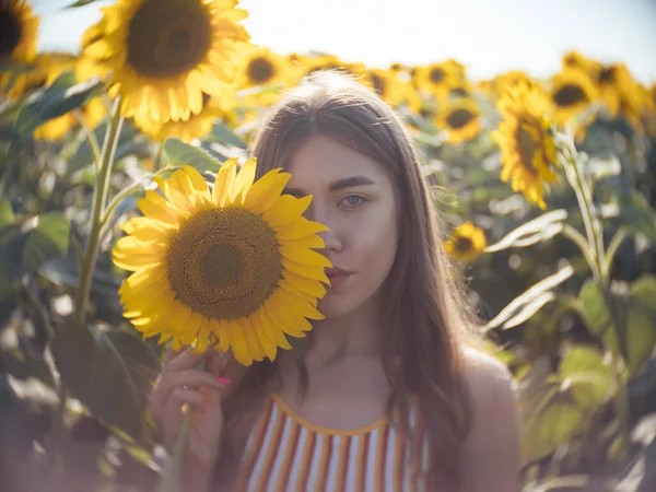 Ritratto Bella Giovane Donna Posa Sulla Macchina Fotografica Tramonto Coprendo — Foto Stock