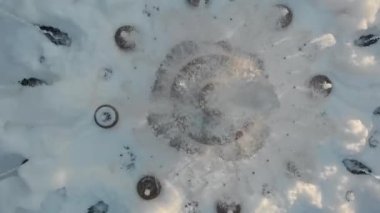 Havadan aşağıya köpük eklenmiş çeşme manzarası. Çeşmede şampuan köpüğü. 4K