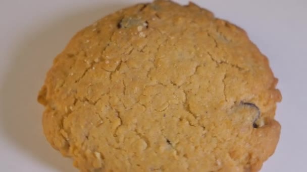 Haferflocken Chocolate Chip Cookies drehen sich auf weißem Hintergrund. Von oben nach unten — Stockvideo