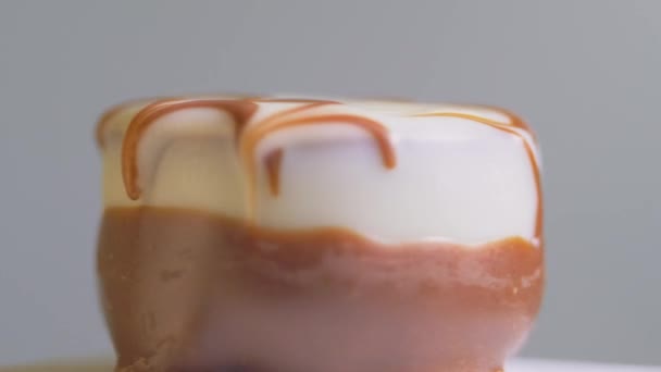 Dulces de chocolate aislados sobre fondo blanco, macro, rotación. Postre dulce — Vídeo de stock