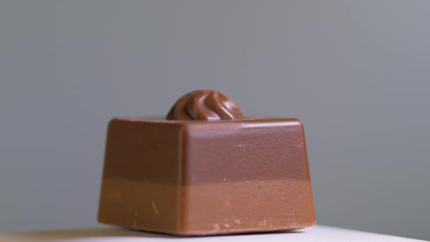 Utsökt läcker handgjord choklad isolerad på vit bakgrund, makro, rotation. Tillverkning av chokladpresenter av högsta kvalitet. Söt dessert — Stockvideo