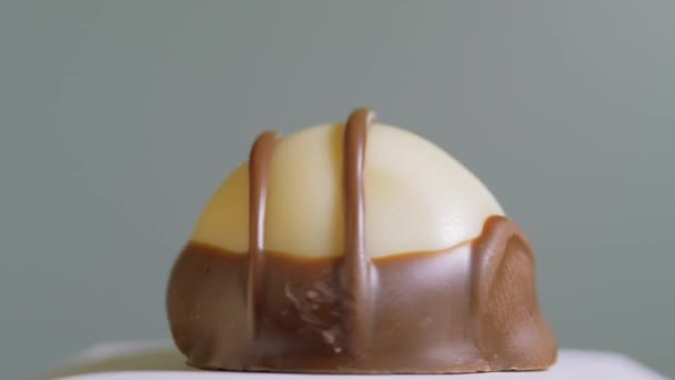 Concetto di pasticceria deliziose caramelle al cioccolato fatte a mano, caramelle artigianali fatte in casa, produzione di dolci al cioccolato. Caramelle negozio bar concetto — Video Stock