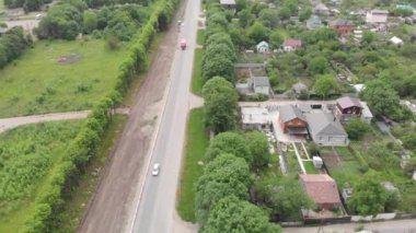 Otoyol üzerindeki 4 km 'lik uçuş. İnşaat halindeki araçlar içinden geçiyor.