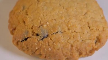 Beyaz arka planda izole edilmiş el yapımı lezzetli yulaflı kurabiyeler, makro, rotasyon. Özel hediyelerin üretimi. Tatlı tatlı