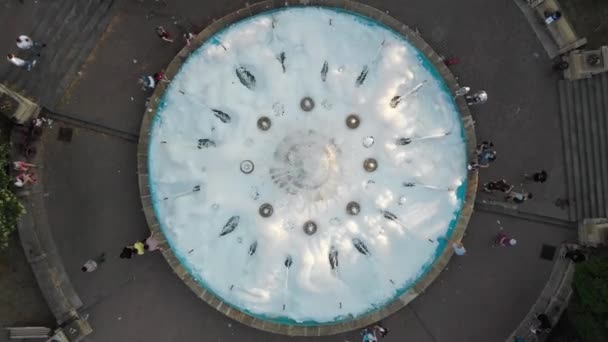 Vue aérienne de haut en bas 4k d'une fontaine de ville remplie d'eau et de mousse avec des gens qui se promènent. Russie, Stavropol - 25.08.2020 — Video