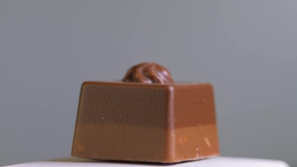 Bonbons au chocolat isolés sur fond blanc, macro, rotation. dessert sucré — Video