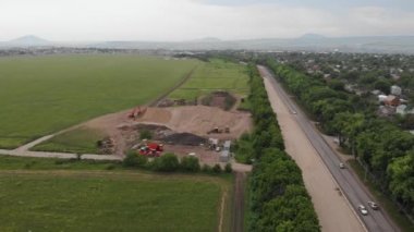 Yol onarım çalışmaları üreten inşaat tekniğinin üzerinde uçan bir hava aracı.