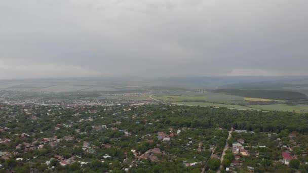 Widok z lotu ptaka na prywatne domy na wsi w lecie w pochmurny dzień — Wideo stockowe