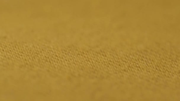 Makro fotózás narancs farmer szövet részletek. textil textúra. a varróműhely koncepciója. szuper közelkép 4k videó — Stock videók