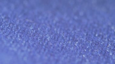 Mavi kot kumaşının makro fotoğrafçılığı ayrıntıları anlatır. Tekstil dokusu. Dikiş atölyesi konsepti. süper yakın çekim 4k video