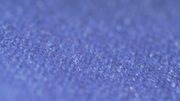 Makrofotografia szczegółów niebieskich tkanin jeansowych. faktura wyrobów włókienniczych. koncepcja warsztatu szycia. super zbliżenie wideo 4k — Wideo stockowe