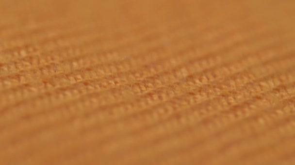 Makro z oranžových tkanin detaily. textura textilií jako pozadí. koncepce šicí dílny. super zblízka 4k video. Rozmazané, selektivní zaměření. posuvník — Stock video