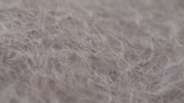 회색 양모 제품의 세부 사항. 질감있는 털실 배경. 매우 근접 한 4k 비디오입니다. 선택적 포커스. 블루 — 비디오