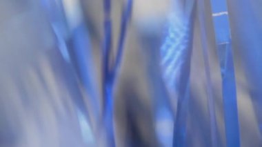 Soyut tatil geçmişi, yakın plan. Parlak Noel mavisi süsler. Bulanık, seçici odaklanma. Boşluğu kopyala