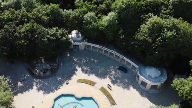 Maden suyu ve Beshtau Dağı ile Smirnovsky pınarının 4k hava manzarası. Rusya, Zheleznovodsk, 23.06.20