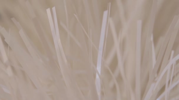 Abstracte vakantie achtergrond, close-up. glimmende kerst witte tinsel. wazige, selectieve focus. kopieerruimte — Stockvideo