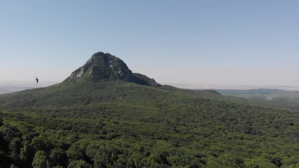 Voo aéreo sobre belas paisagens montanhosas cobertas de densa floresta verde, selva, no dia de verão. Fundo bonito 4k — Vídeo de Stock