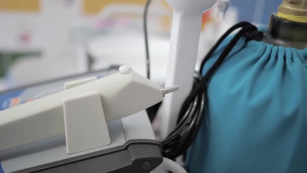 Szén-dioxid-befecskendező gép karboxoterápiához az orvosi rendelőben — Stock videók
