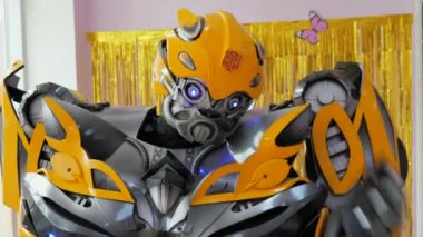 Yabanarısı gibi giyinmiş bir animatör kafasına vuruyor, alnına el hareketi gösteriyor. Rusya, Stavropol, 27.04.21