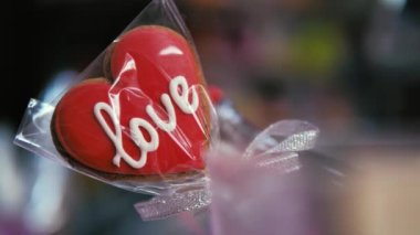 Sevgililer günü için vitrindeki kalp şeklinde kurabiyeler. Kapat.