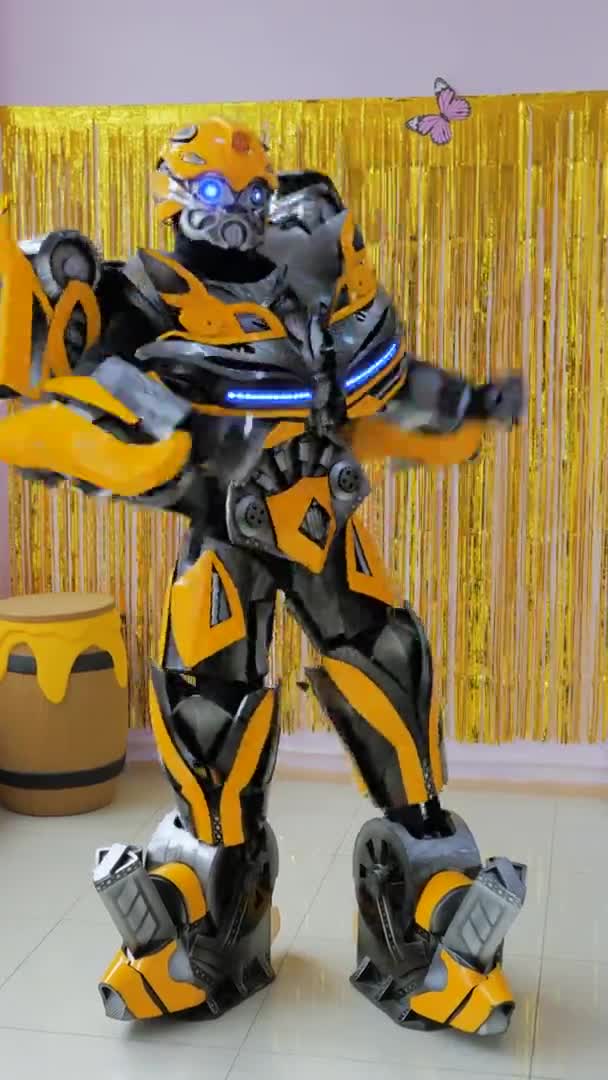 Vertikální video. Animátor v obleku žlutého transformátoru čmeláka robota tančícího. Muž v obleku dělá kreativní robotické pohyby. Rusko, Stavropol, 27.04.21 — Stock video