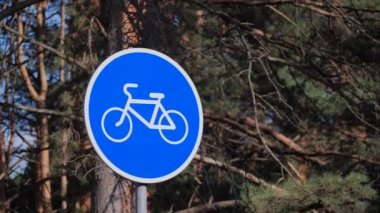 Şehir caddesinde bisiklet yolu tabelası. Mavi yol tabelası bisikletleri sadece güneşli bir günde açık havada çalışır. Sağlıklı yaşam tarzı kavramı.