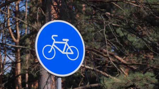 Kerékpárút tábla a város utcáján. Kék útjelző kerékpárok csak szabadtéri tevékenységek egy napsütéses napon. Egészséges életmód koncepció. — Stock videók