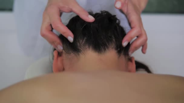 Professionelle entspannende Kopf- und Nackenmassage im Spa. Angenehme Massage zum Entspannen nach harten Arbeitstagen — Stockvideo