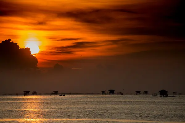 Восход солнца за рыбацкой деревней . — стоковое фото
