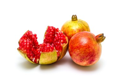 Beyaz üzerine izole edilmiş nar.