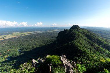 Dağ üzerinde mavi gökyüzü