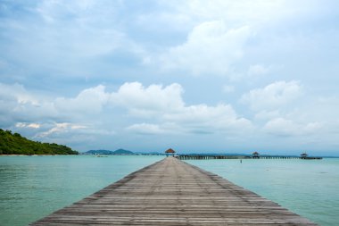 Denizin üzerindeki tahta köprü.