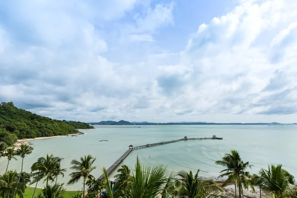 Holzbrücke über das Meer — Stockfoto