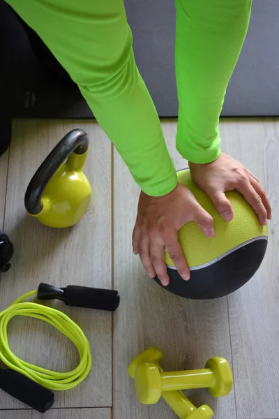 Man träning med kettlebell och medicin boll — Stockfoto