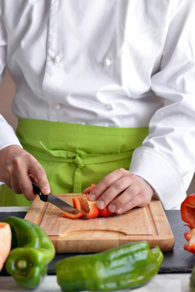 Chef cutting vegetables — Stock Photo, Image