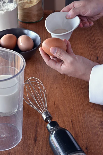 Koch bereitet einen Kuchen zu — Stockfoto