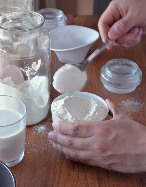 CHEF PREPARING A CAKE — Stock Photo, Image