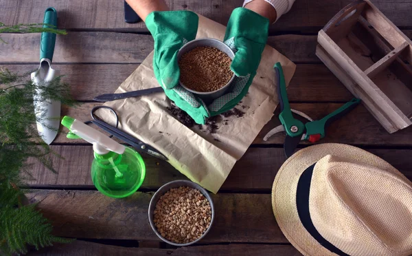 Giardiniere che fa lavoro di giardinaggio — Foto Stock